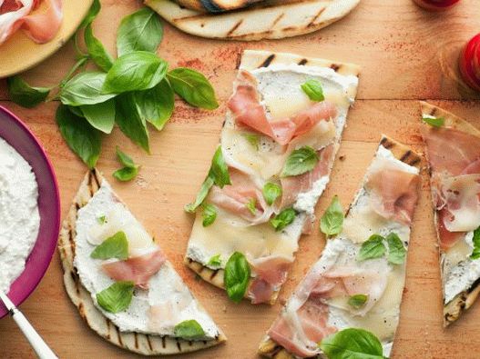 Photo Italian piadina tortilla with cheese and prosciutto