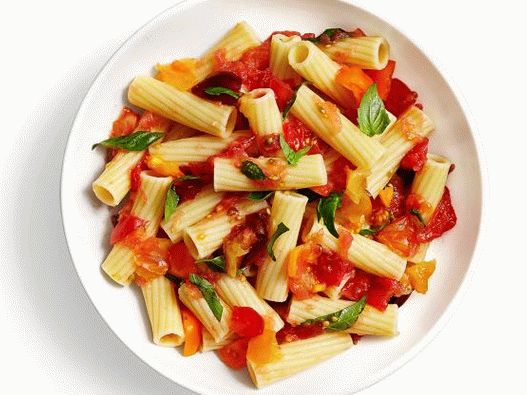 Photo Italian pasta with basil and mashed tomato sauce