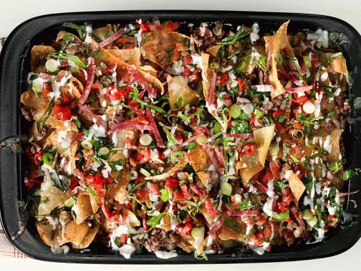 Photo Italian nachos in the style of Guy Fier