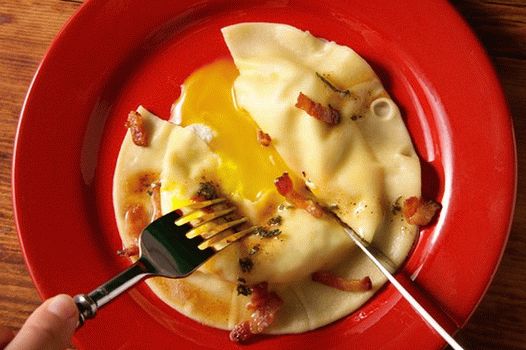 Photo Italian ravioli with egg yolk (Uova da Raviolo)