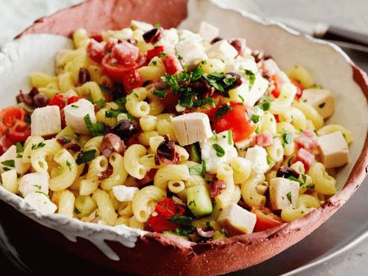 Photo Italian salad with pasta and chicken