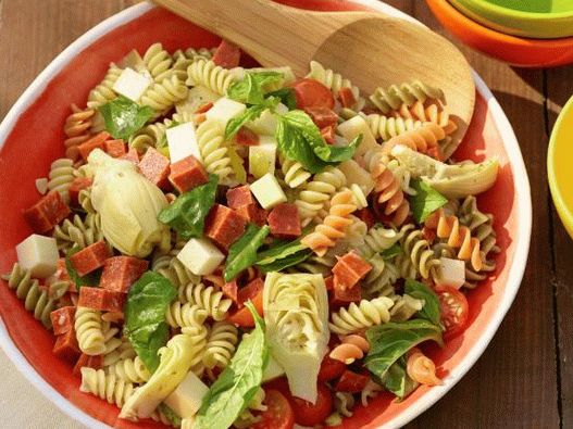 Photo Italian salad with pasta
