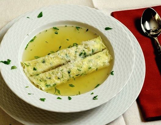 Photo Italian soup with pancakes