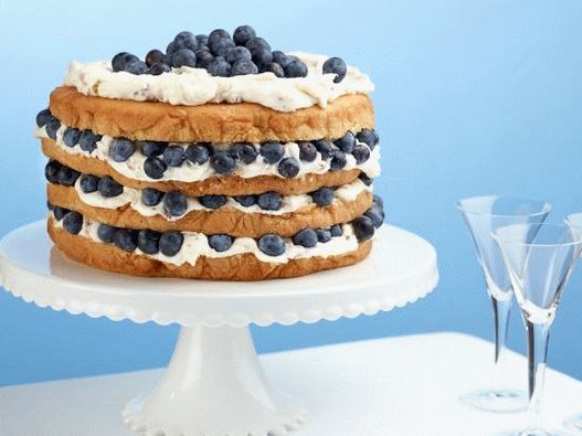 Photo Italian cake with coconut cream and blueberries