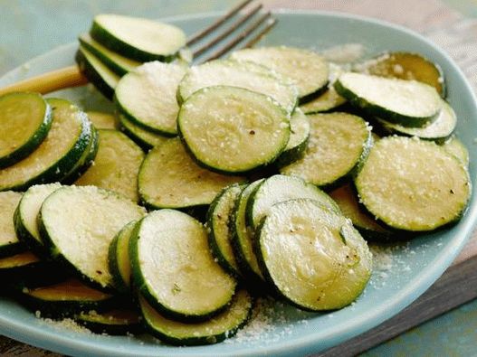 Photos of zucchini prepared by quick frying