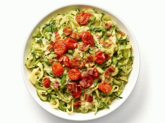 Photo Zucchini noodles in bacon cheese sauce