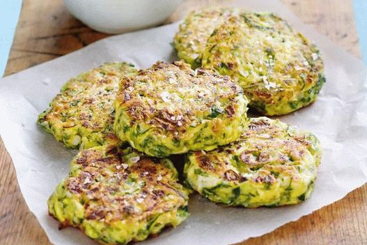 Photo Squash patties with sour cream and herbs