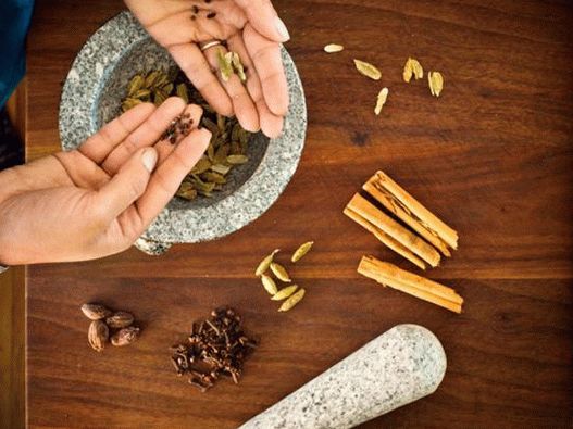 7. Peeling cardamom