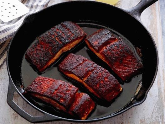 Photo How to cook black fish or fried salmon in spices