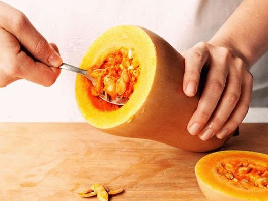 Take out the seeds from nutmeg squash