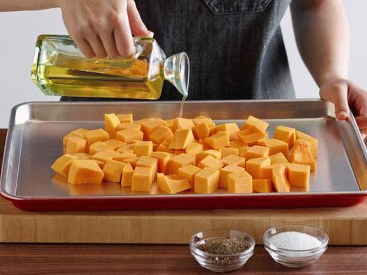 Pour the pumpkin with olive oil