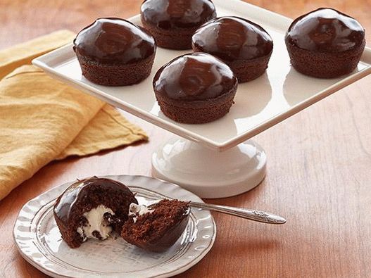 Photo Cupcakes with cream filling and chocolate icing