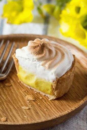 Photo Cupcakes with lemon Kurd and meringue