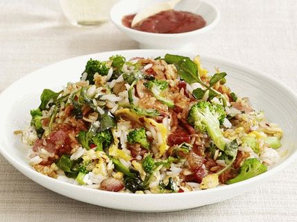 Photo Cabbage broccoli with rice and caramelized bacon