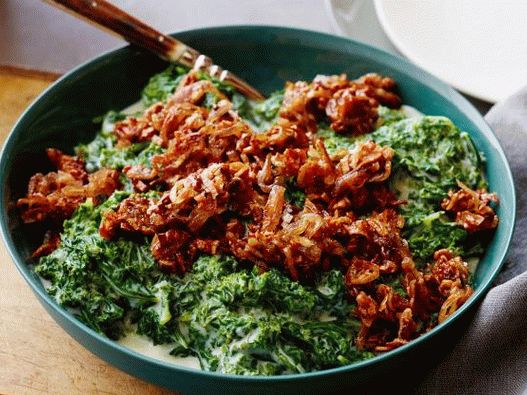 Photo cabbage kale in milk sauce with shallots
