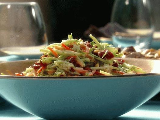 Photo Broccoli cabbage salad with raita sauce