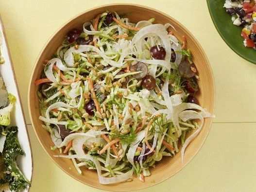 Photo Cabbage salad with broccoli, fennel and ranch dressing