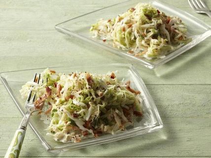 Photo Cabbage salad with carrots, apples and bacon