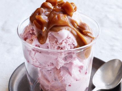 Photo Caramel cream with cashew nuts