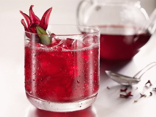 Photo Caribbean cocktail with hibiscus