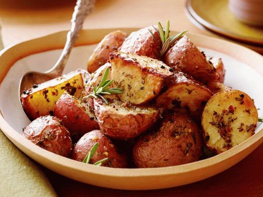 Photo Potatoes baked with rosemary