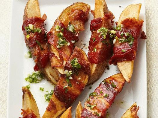 Photo Potatoes wrapped in bacon in a honey glaze