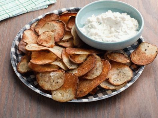 Photo Potato chips with black pepper and onion dip sauce