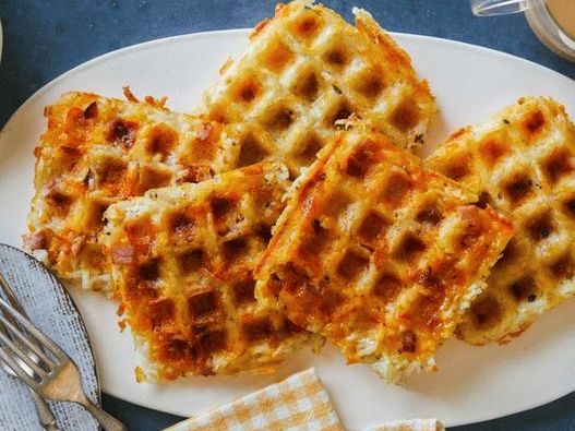Photo Hash Brown potato pancakes in a waffle iron