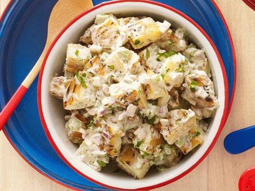 Photo Grilled potato salad with paprika