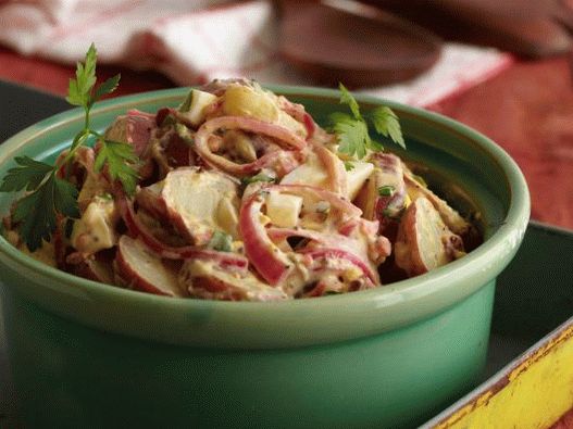 Photo Texas-style potato salad with mustard and pickled onions