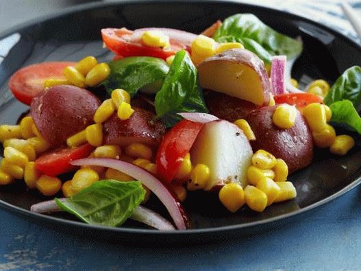 Photo Potato salad with tomatoes, corn and basil