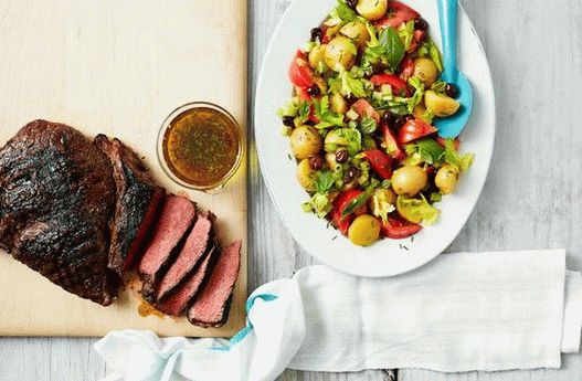 Photo Potato salad with garden tomatoes and olives