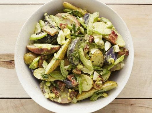 Photo Potato salad with greens and bacon