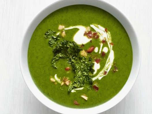 Photo Mashed potato soup with kale and bacon
