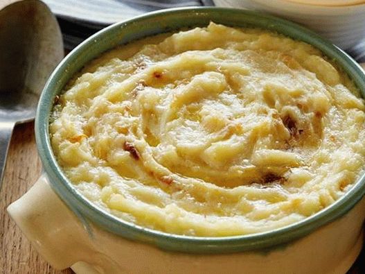 Photo mashed potatoes with baked garlic