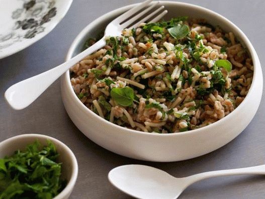 Photo porridge from whole-grain spelled with small pasta