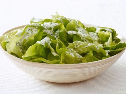 Photo Kefir dressing with lettuce