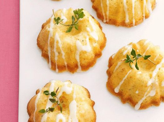 Photo Muffins with thyme and lemon glaze