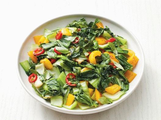 Photo Chinese bok choy kale with sweet and hot peppers