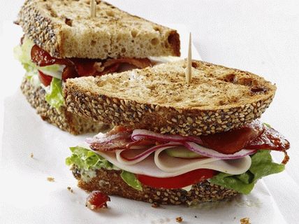 Photo Turkey, Avocado and Romen Salad Club Sandwiches