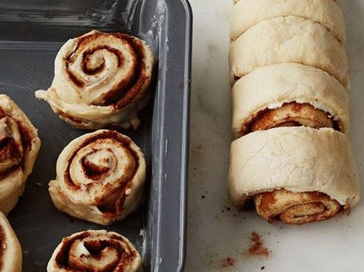 Leave the buns to rise in a warm place.