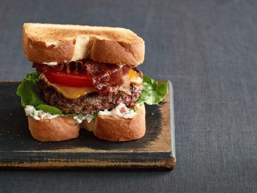 Photo Classic sandwiches with cutlet, sauce and bacon