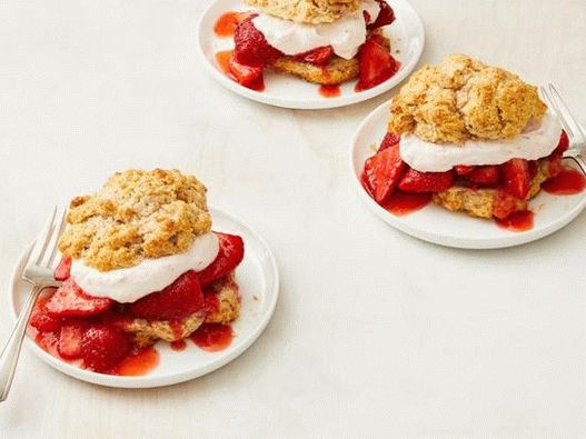 Photo Strawberry shortcakes with triple strawberries