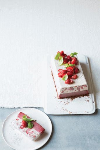 Photo Strawberry-curd terrine with a crispy layer