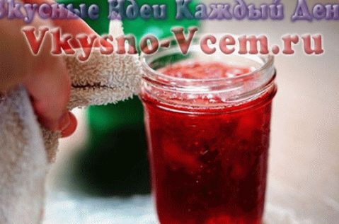 cooking strawberry jam