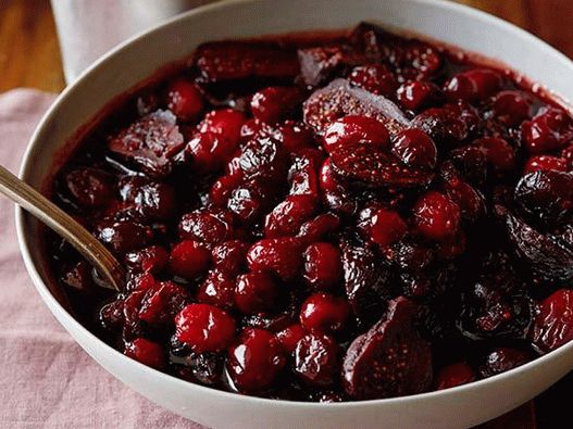 Photo Cranberry Sauce with Figs and Wine