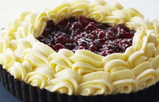 Photo Cranberry tart with white chocolate mousse
