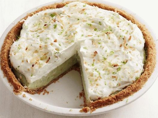 Photo Coconut cream pie with mint and basil