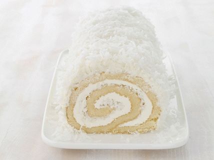 Photo Coconut roll with butter and rum cream