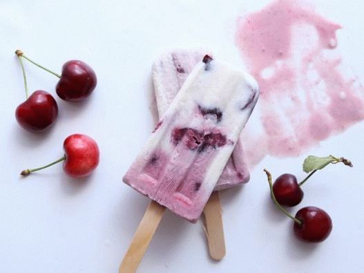 Photo Coconut-cherry fruit ice with vanilla
